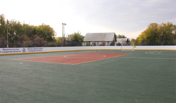 Универсальная многофункциональная спортивная площадка в селе Кармало-Аделяково