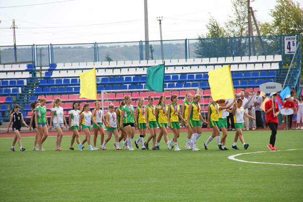 Торжественное шествие начинающих и ведущих спортсменов Сергиевского района