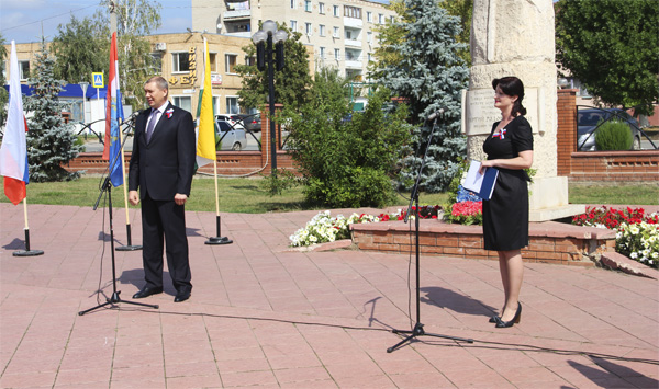 Анатолий Екамасов поздравил присутствующих с Днём Российского флага
