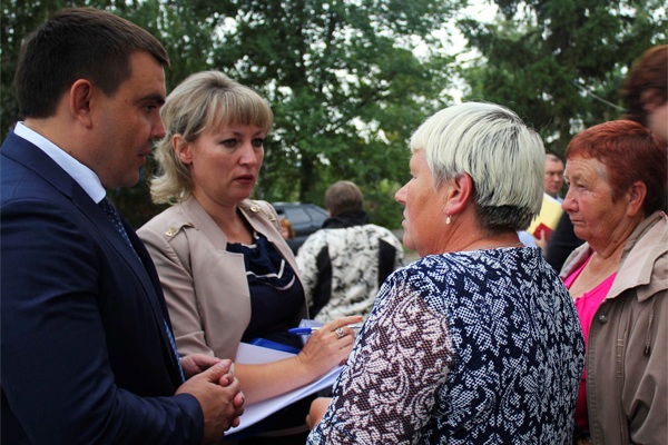 Алексей Веселов и после встречи общается с жителями сельского поселения Елшанка