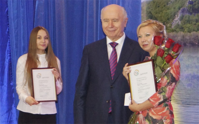 Вручение награды Л.Луканчевой