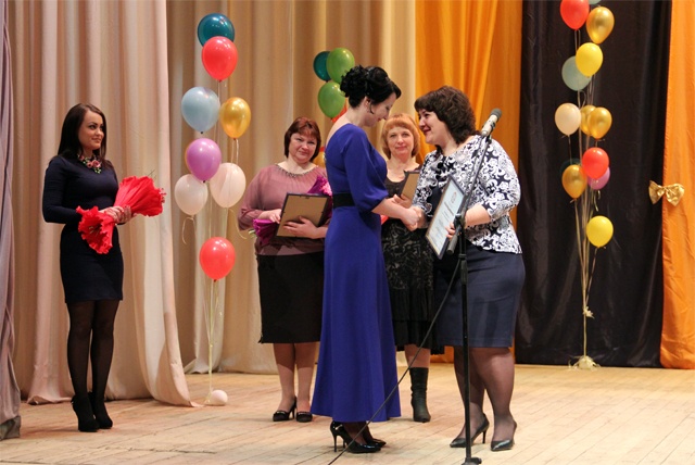 Екатерина Харитонова награждает Благодарностью Министерства культуры Самарской области Любовь Сычук