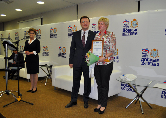 Елена Климова получила диплом из рук Дмитрия Азарова