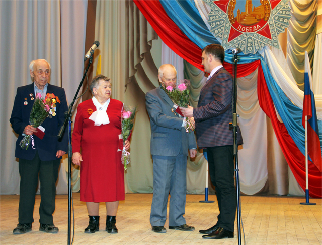 Виктор Плотников получает юбилейную награду из рук Алексея Чернова