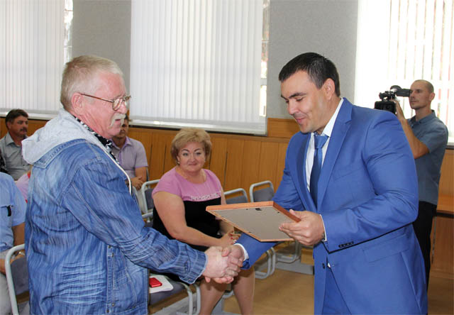 Алексей Веселов вручает заслуженные награды отличившимся сотрудникам строительной отрасли