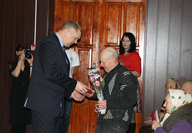 Анатолий Екамасов вручает юбилейные медали 
