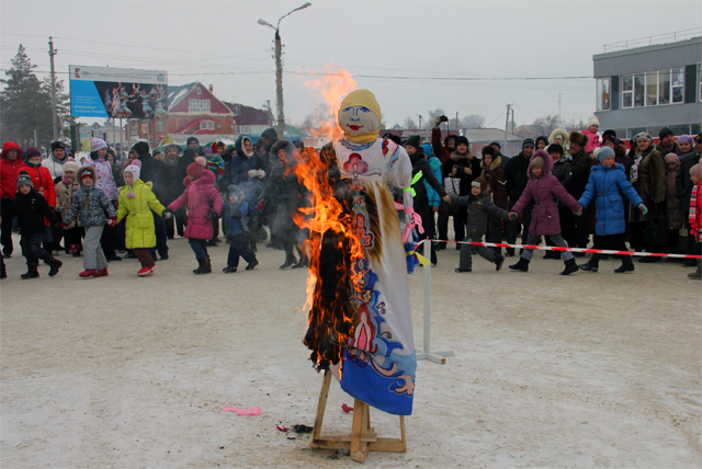 Традиционное сожжение куклы Масленицы