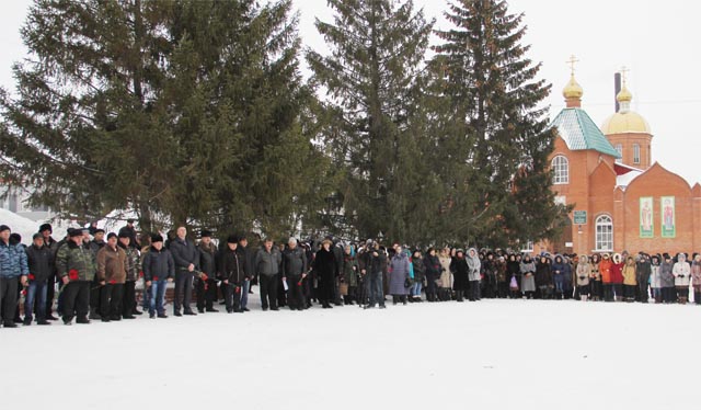 Участники митинга, посвященного Дню памяти россиян, исполнявших воинский долг за пределами Отечества
