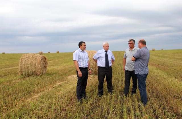 Также региональный министр осмотрел поля, где полным ходом идет уборка зерновых