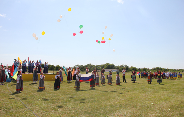 Запуск в небо воздушных шаров с символикой триколор
