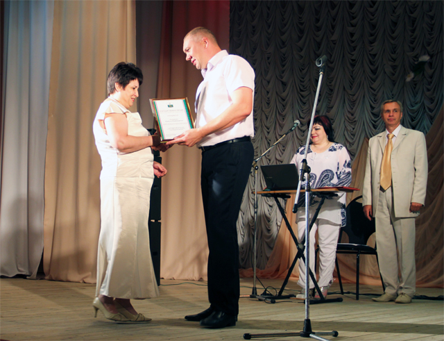 Анатолий Екамасов вручает Почетную грамоту отличившимся сотрудникам