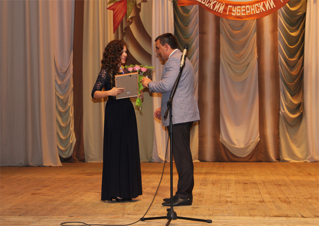 Алексей Веселов вручает Благодарственные письма и денежные сертификаты особо отличившимся выпускникам