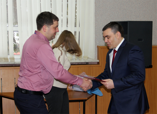 Алексей Веселов вручает Почетную грамоту Дмитрию Пожидаеву