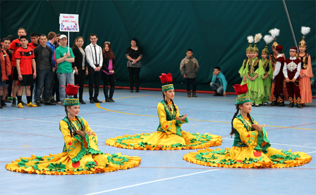 Гостей праздника приветствовали танцевальные казахские ансамбли 