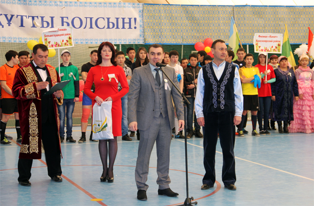 Алексей Веселов тепло поздравил присутствующих в зале с "праздником весны и изобилия"
