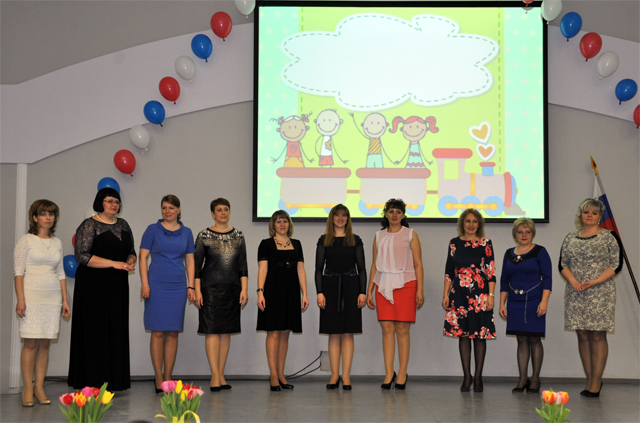 Лауреат конкурса Олеся Никитина (четвертая справа)