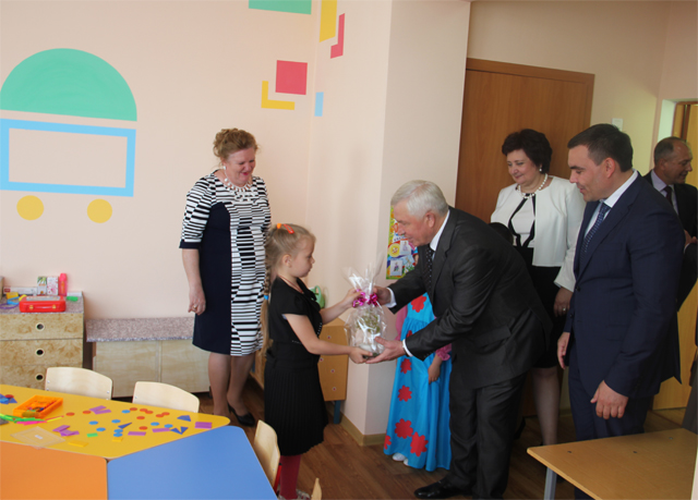 Воспитанники детского сада вручили подарок областному чиновнику