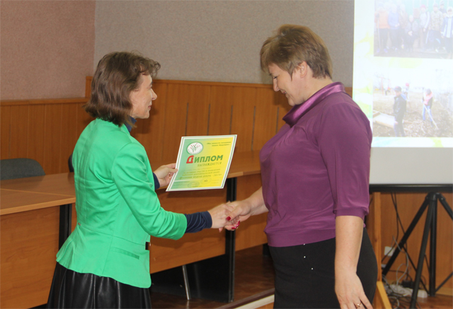 Ольга Николаева вручает Диплом участникам акции