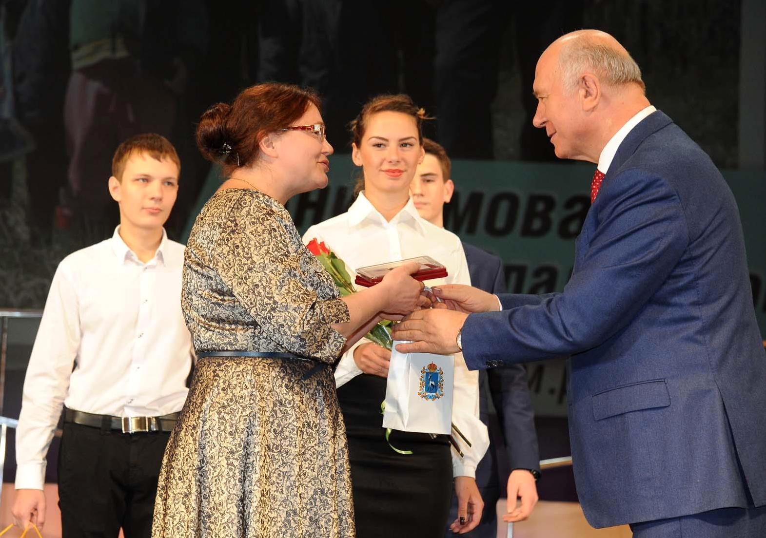 Губернатор вручает награду Татьяне Анисимовой