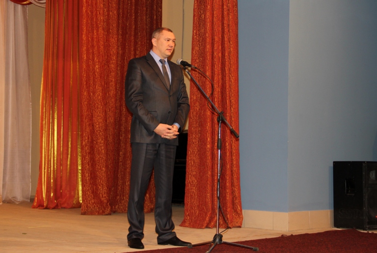 С теплыми словами поздравлений перед присутствующими в зале выступил первый заместитель главы Сергиевского района Анатолий Екамасов