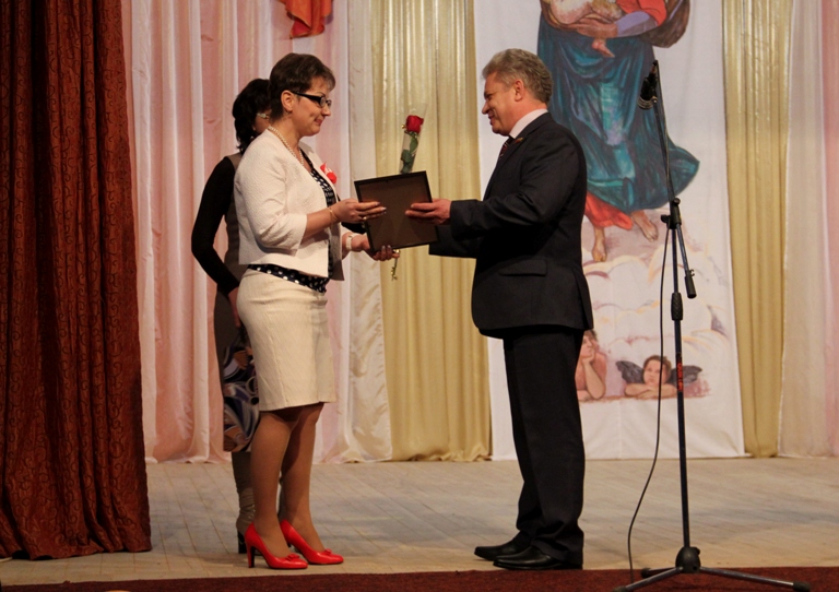 Церемония награждения матерей, чьи дети прославляют Сергиевский район