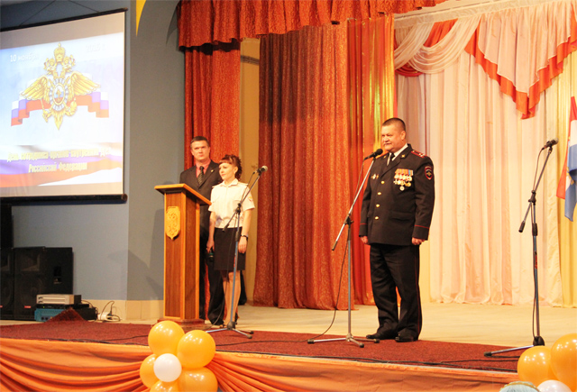 Начальник отдела сергиевской полиции Дмитрий Ерофеев так же поздравил своих коллег с профессиональным праздником