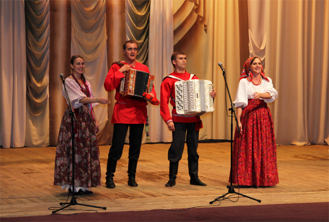 Праздничный концерт был организован силами творческих коллективов районного Дома культуры